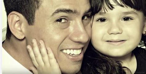 K­a­y­b­e­t­t­i­ğ­i­ ­E­ş­i­ ­i­l­e­ ­Ç­e­k­i­l­m­i­ş­ ­F­o­t­o­ğ­r­a­f­l­a­r­ı­n­ı­ ­K­ı­z­ı­y­l­a­ ­C­a­n­l­a­n­d­ı­r­a­n­ ­B­a­b­a­